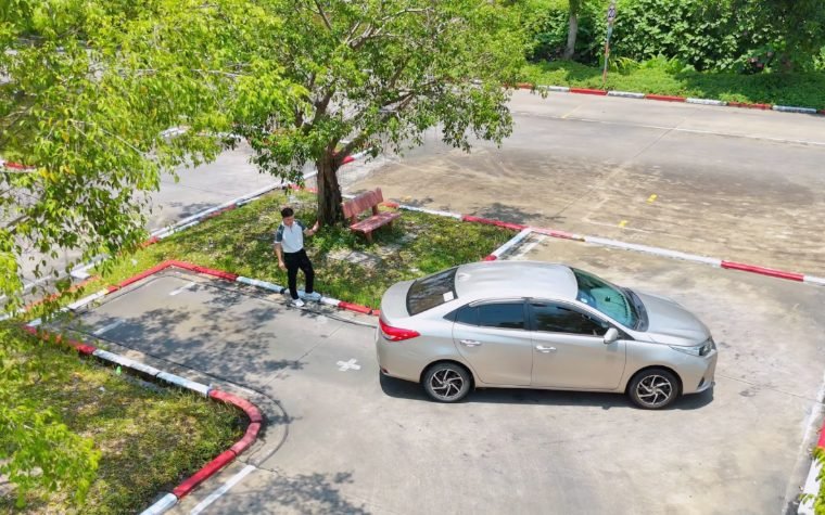 Xe tập lái Bảo Châu và giáo viên tại sân tập